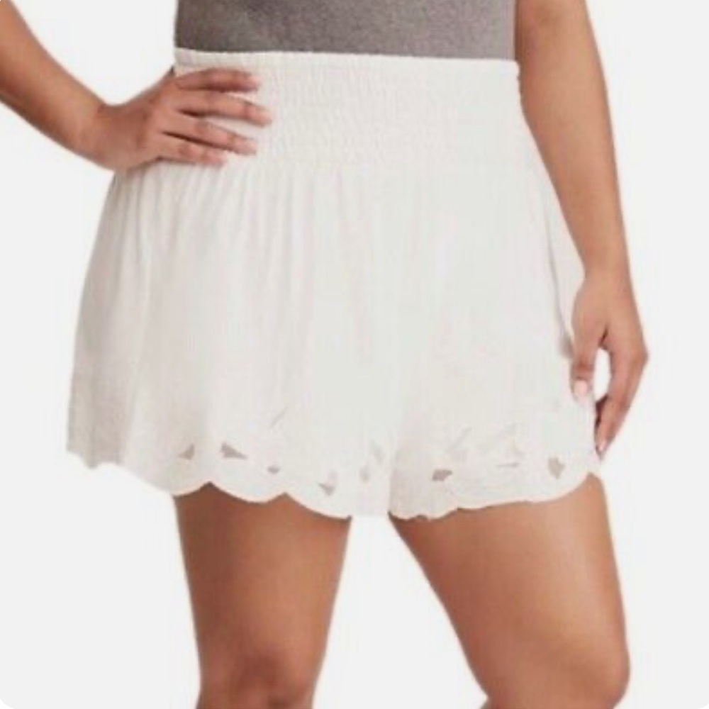 🚨 3 for $25 - TORRID Embroidered Shorts